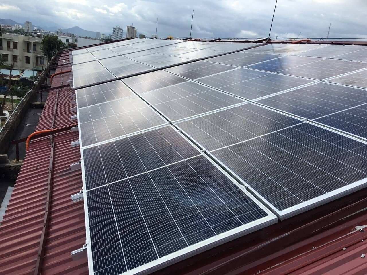 PHÂN BIỆT CÁC HỆ THỐNG ĐIỆN NĂNG LƯỢNG MẶT TRỜI